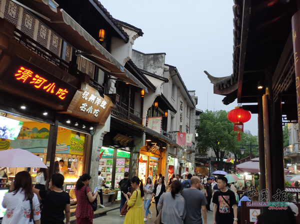 杭州河坊街，历史悠久，古韵古色建筑，老字号商铺，道地小吃，伴手礼……吸引游客留连忘返。