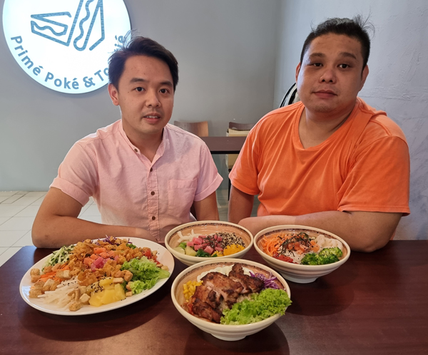 邓国明和陈志飞联手打造夏威夷混合亚洲风格的“盖饭”套餐，让本地人也能轻松享用异国美食。