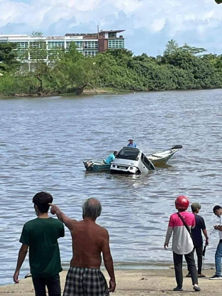 在場2名清潔工人共乘一艘船，嘗試打破車窗或是用繩索將車拉上岸，救出老婦，無奈都失敗了。