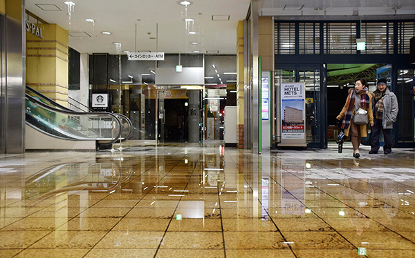 福岛地铁站内的天花板里邮水管爆裂，导致地面都是水。（美联社）