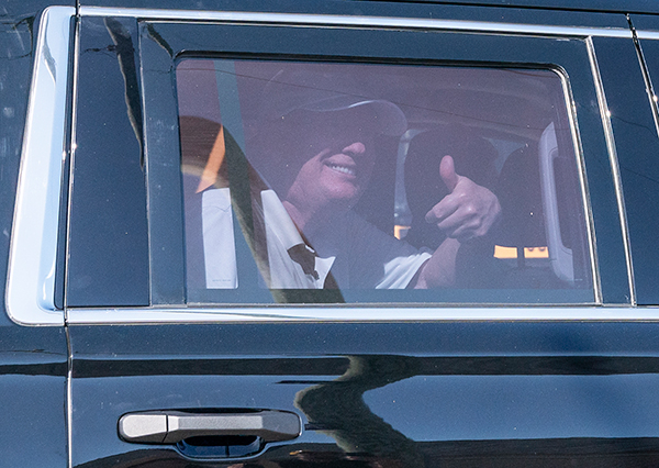 特朗普在车内向支持者竖起大拇指。（美联社）