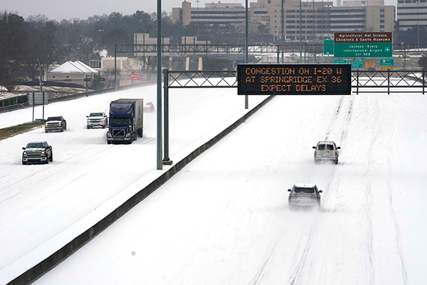 密西西比州的州际公路白雪皑皑一片。（美联社）