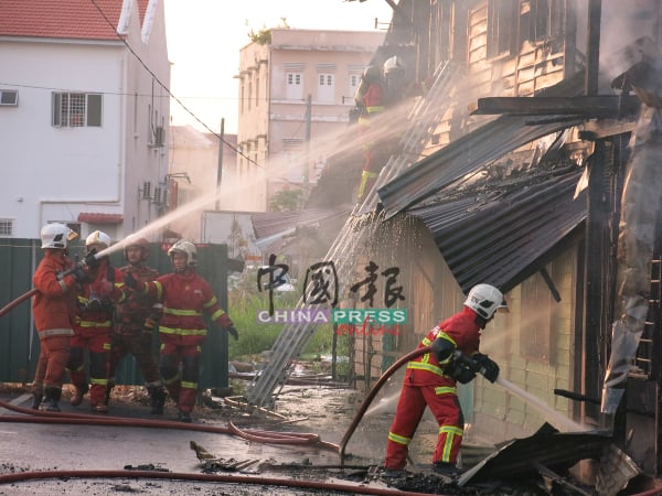 多名消拯员花费逾一小时，才把火势扑灭。