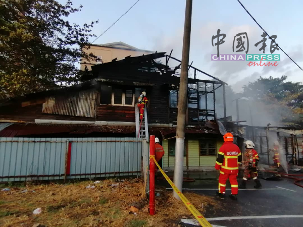火势一发不可收拾，木屋严重烧毁。