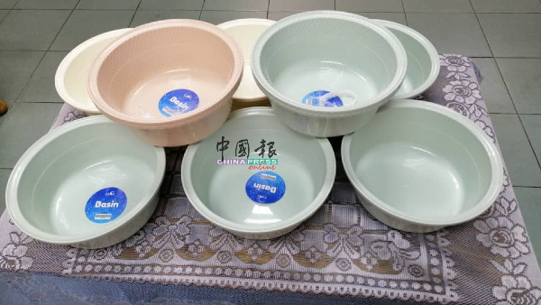 香林小学为新生准备了一人一个水盆，让新生下课时在班上用水盆洗手后才用餐。