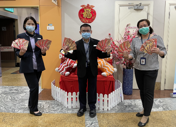 爱极乐班台医院总营运长颜佩玲（右起）连同总执行长陈友益及代护士长李秋枝，祝福大家一年比一年健康。
