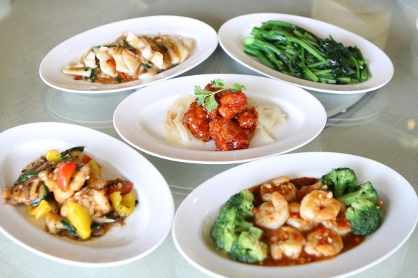 许多家庭主妇在分装菜色时，常常会把各种剩菜混装一盘，虽然混装菜色不会导致食材污染，但还是建议尽快把隔夜菜吃光。