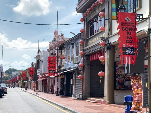 鸡场街沿路挂满整齐的中国风战旗，以迎接新年及赢战疫情。