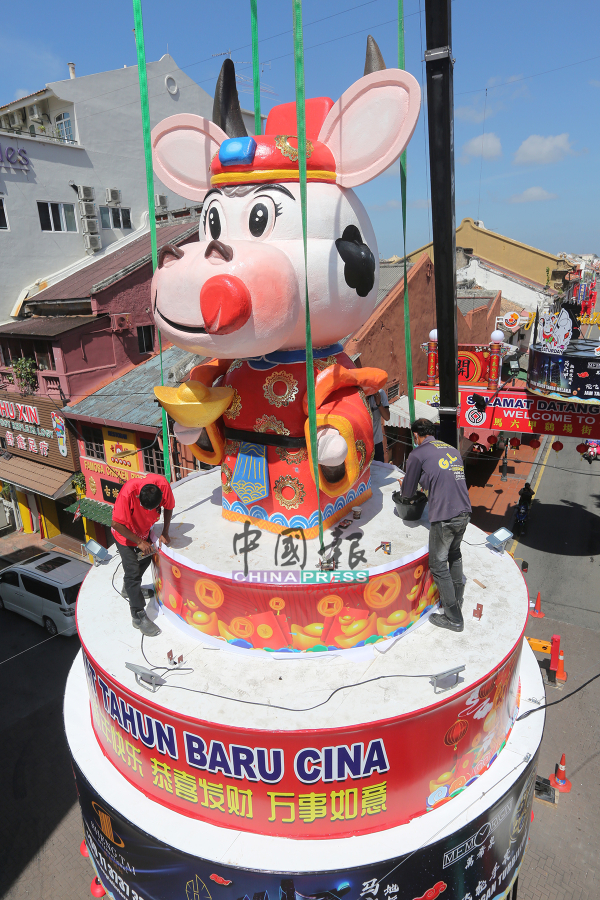 “开运牛”吉祥物高达13尺8寸，主要以宝丽龙制成。