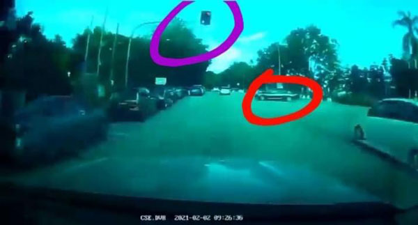 事发路段的红绿灯亮绿，因此对面反方向女医生相信是闯红灯U转，双方险些发生碰撞。