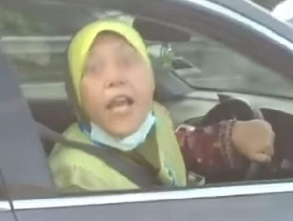 女司机朝涉案司机破口大骂。