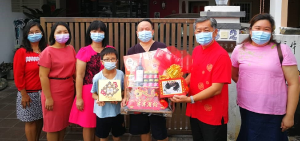 ■韩斌元（右2起）连同行政人员赠送礼品给郭佳安，感谢他赞助年画。