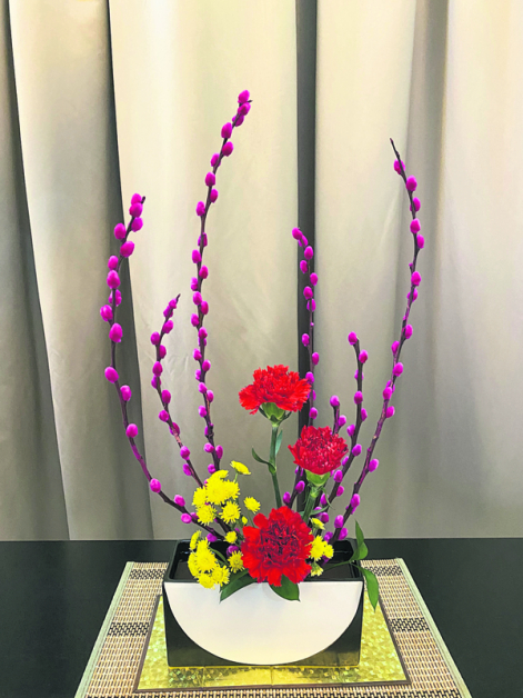 使用较大型的花器做出的“主花”，摆设家中可带起宾纷美好气场！