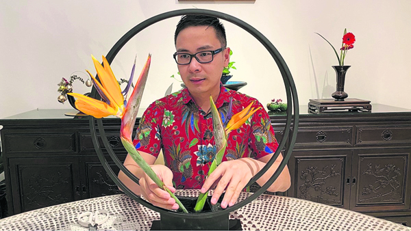 吴健耀说：简花材择器必简，器简必精良，欣赏花与器的和谐美为关键。