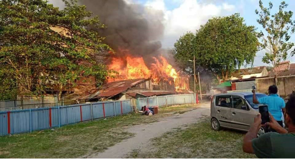 ■甲市区三宝井一间住有13户人家的板屋，发生火灾。