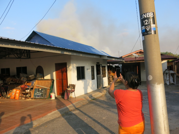 丛林失火事故就发生在住家单位附近。