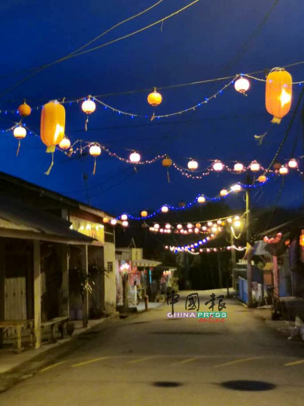 安乐新村的巷子置上充满年味的灯笼装饰。