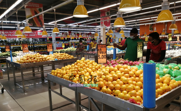 消费者到批发市场难以找到年柑，有者索性以橙取代。