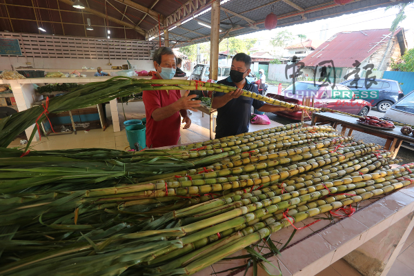 甘蔗是拜天公不可或缺的祭品，一些民众赶在最后一刻选购甘蔗。