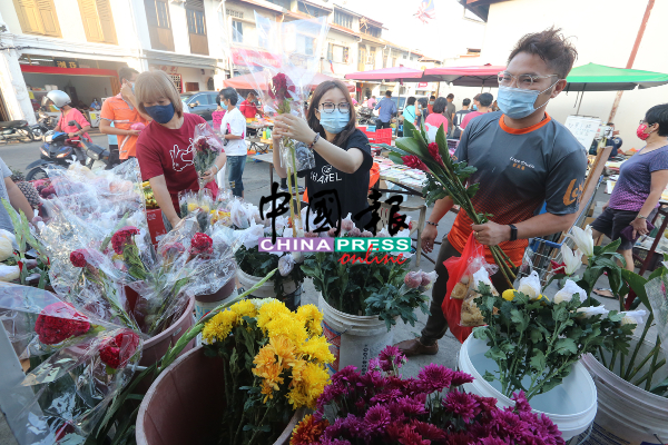 天公诞前夕，鲜花市场也开始活络起来。