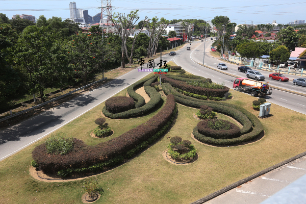 甲市区大多数大型安全岛的绿色草坪都有进行园艺设计，让城市增添绿色美感，也为环境带来整洁。