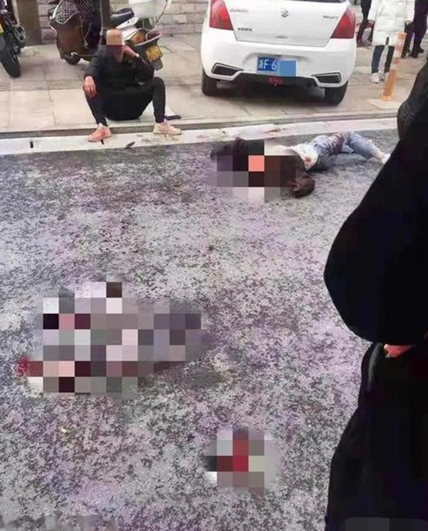 浙江男当街砍死妻子，事后还在路边抽烟。
