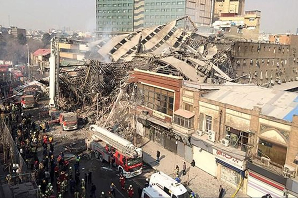 普拉斯科购物中心在大火后成了废墟。