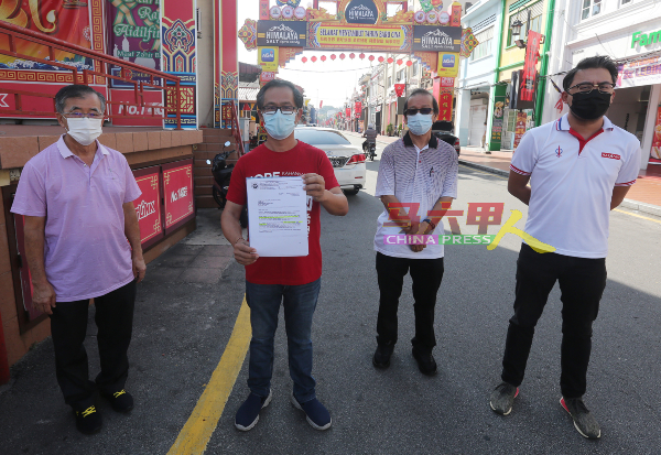 陈劲源（左起）、刘志俍、李祥生及梁恩来希望鸡场街文化坊工委会，调低夜市小贩收费。