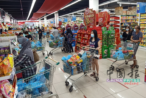 位于晋巷的NSK超市，虽然没有出现大排长龙，但不少家庭都购买满满的日常用品迎接农历新年。