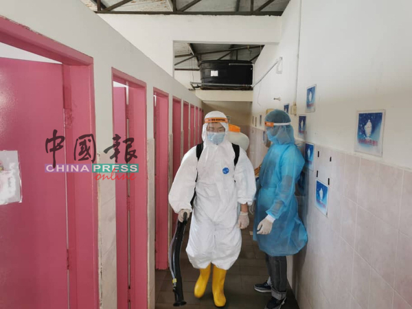 工作人员在学校每一角落消毒，包括洗手间。