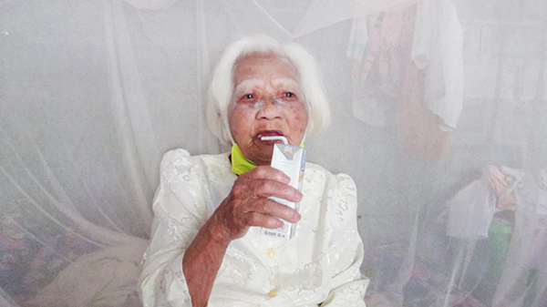 92岁老奶奶身体健朗，25年不吃饭只喝奶。