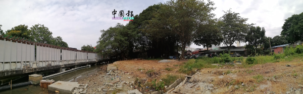 甘榜爪哇木屋区被拆除后,仍有野猴出没。