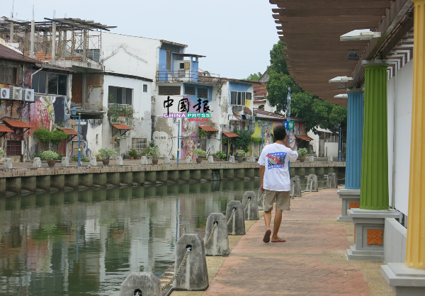 沿着马六甲河晨跑者,被出来觅食的野猴吓坏。