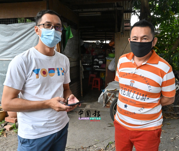 魏世康(右)向李翰霖述说当地问题。