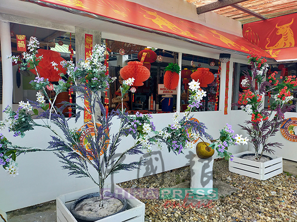图2为店主在店内也挂满灯笼，让顾客感受满满的春节气氛。