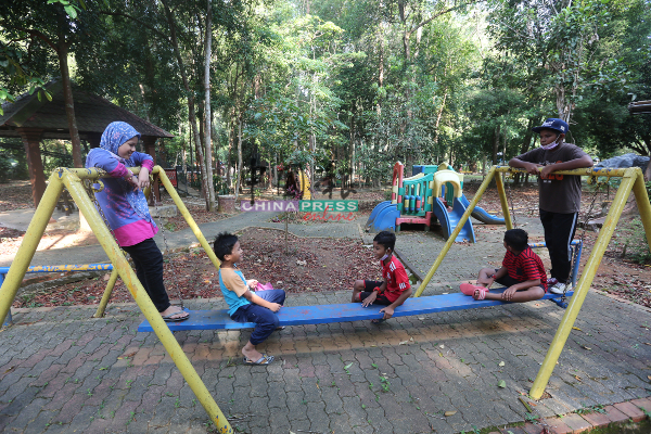 居住附近的马来同胞孩子，兴高采烈的到植物园的游乐场玩乐。