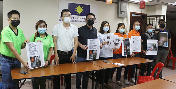洪敦集（左3起）、林道祥及陈珊珊等人召开记者会，并透露将整合成一个团体，继续提供这个单亲家庭援助。