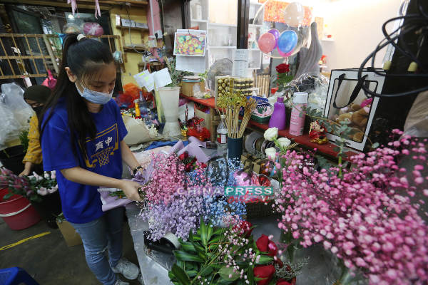 花店职员在新年期间忙得不可开交。