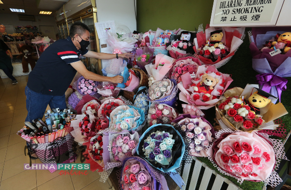 甲市区不少花店配合情人节，赶制各种类型的花束。