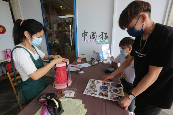 大年初二已有不少顾客登门造访花店，订购各式花束送给另一半。