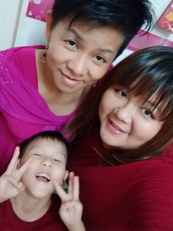 受惠者冯艳佩（30岁，柔佛新山），是名单亲妈妈，MCO时无法找到工作，处于无业状态。目前售卖自制辣椒酱。她需要独自照顾妈妈以及8岁的过动儿儿子。 