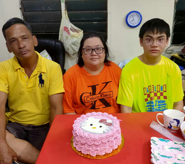 受惠者潘桂凤（54岁，雪兰莪安邦），一家三口都是OKU。夫妇都患有高血压，糖尿病和忧郁症，儿子是过动儿，都需长期到院复诊。丈夫是名罗里司机。