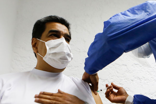 委内瑞拉总统马杜罗星期六（3月6日）接种了第一剂俄罗斯新冠肺炎疫苗“卫星-V”。（欧新社）