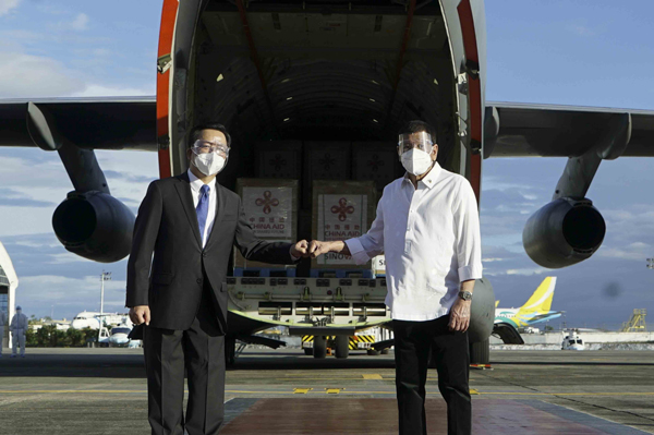 首批中国疫苗运抵马尼拉，菲律宾总统迪泰特（右）亲自接机。