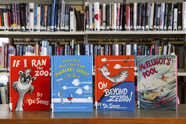 苏斯博士的著名童书，左起为《如果我来经营动物园》、《我在桑树街上看到的一切》、《斑马之外！》和《麦克莱格的水池》。（美联社）