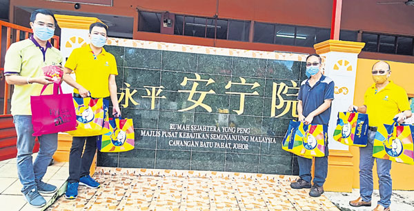 杨惜华（右2）代表永平安宁院7名老人接领新年礼包，左起沈俊荣、陈维星及林社安（右）。