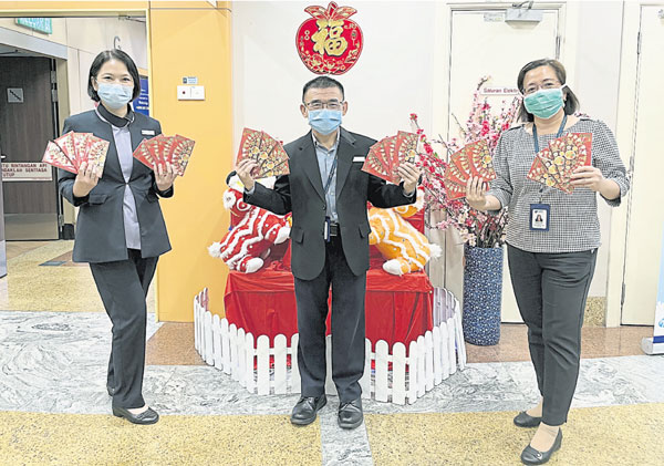 爱极乐班台医院总营运长颜佩玲（右起）连同总执行长陈友益及代护士长李秋枝，祝福大家一年比一年健康。