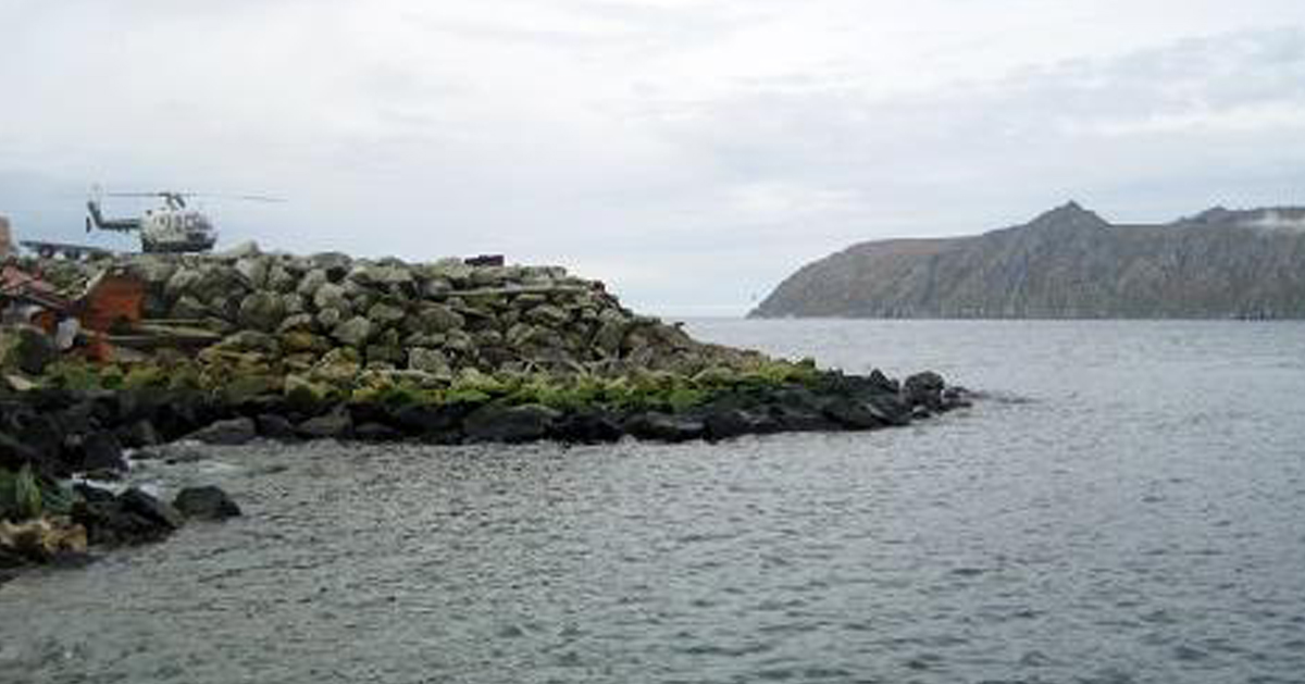 大小迪奥米德岛之间距离非常靠近，站在岸边就能看见对面的岛屿。左为俄罗斯的大迪奥米德岛。
