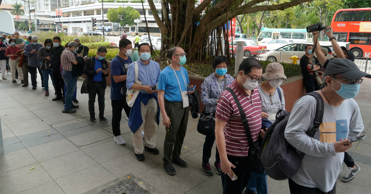 香港民众上周五排队接种科兴疫苗。