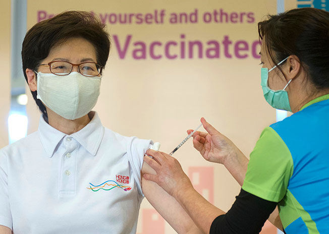 林郑月娥接种科兴疫苗，打下香港新冠疫苗第一针。